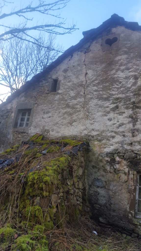 Ferme de basse montagne avec son cœur de grès rose